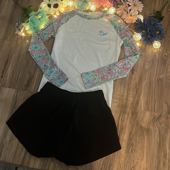 Surfing Top and Shorts Set - Picture 3 of 12